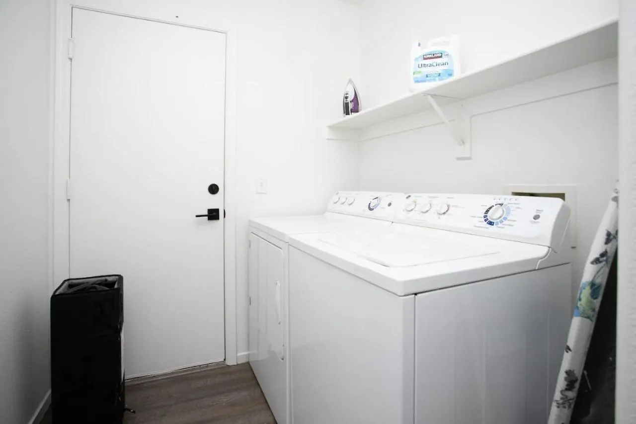 Modern 3Br Quiet Home With Pool ラスベガス 0*,  米国